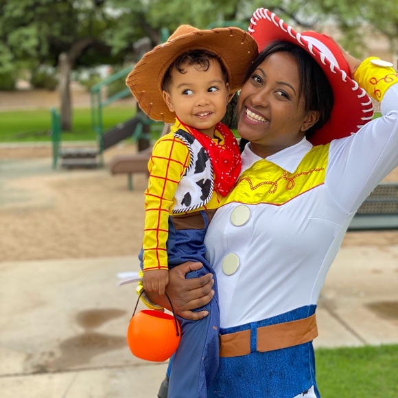 Meet Your Posher, Courtney! - Picture 3 of 5